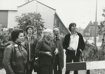 862972 Afbeelding van het bezoek van burgemeester Lien Vos-van Gortel aan Wijk C, op de hoek van de Dirck van ...